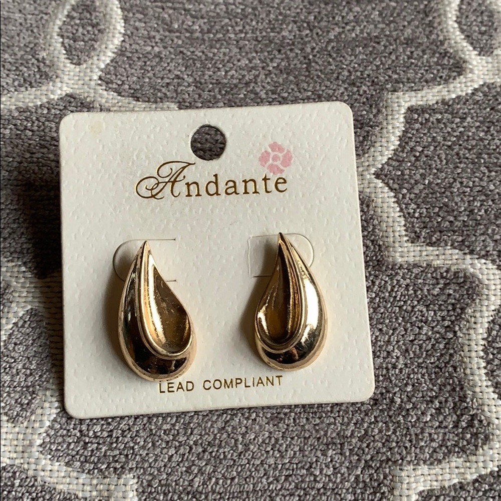 Gold tear drop earrings